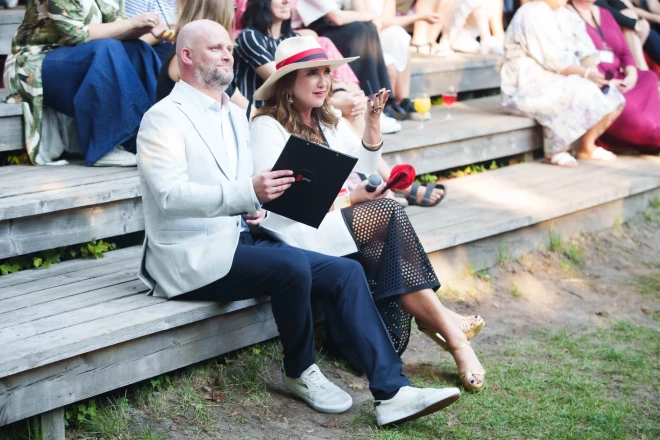 Ar kolēģi Jāni Romanovski TV3 klientu ballītē. Baibai galvā smalka itāļu cepure.