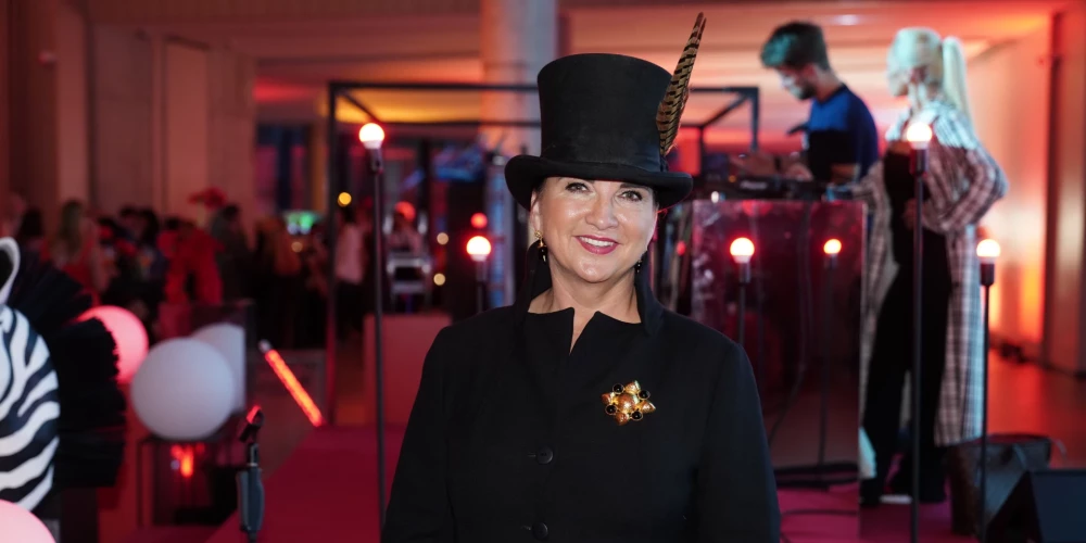 Melnajam tērpam pieskaņots elegants cilindrs