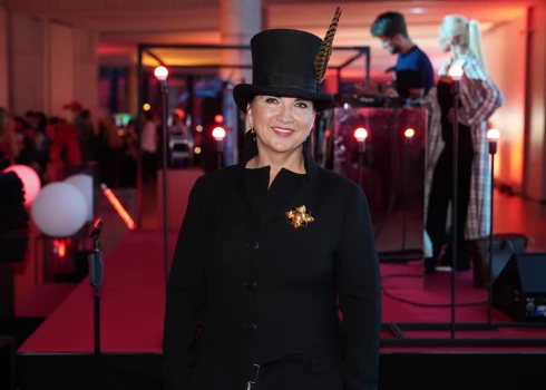 Melnajam tērpam pieskaņots elegants cilindrs