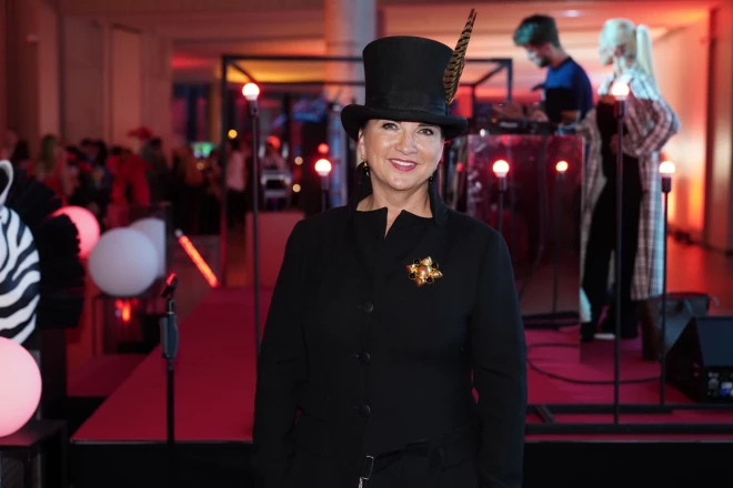 Melnajam tērpam pieskaņots elegants cilindrs