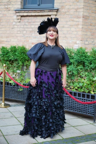 Sievišķīgi eleganta galvasrota – fascinators ar spalvām kā vēdeklis.