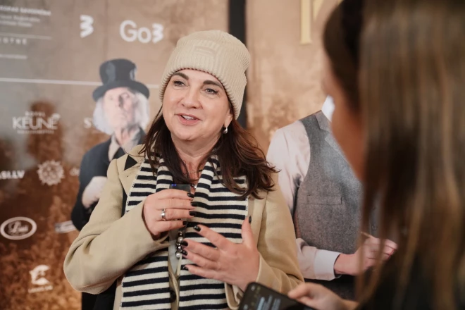 Drēgnākos laikapstākļos cepure pilda pat vairākas funkcijas – gan silda, gan lieliski papildina TV un radio personības vizuālo tēlu.