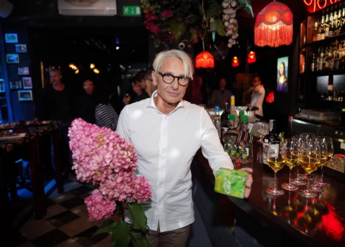 olands Prīverts ar kokas tējas paciņu, par kuru tiesvedība Latvijā ilgst jau vairāk nekā gadu.