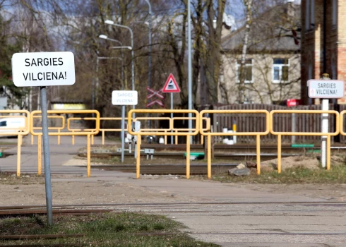 Pēc traģiskā negadījuma uz dzelzceļa Imantā Rīgas dome varētu rosināt izmaiņas pārbrauktuves barjeras darbā. 