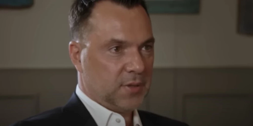 Oleksijs Arestovičs sniedz interviju Ksenijai Sobčakai (ekrānuzņēmums no video)