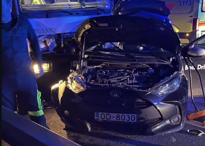 Avārijas dēļ pie Jelgavas pilnībā bloķēta satiksme uz šosejas pārvada pār dzelzceļu