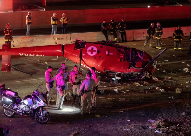 Kalifornijā avarē medikopters — trīs cietušie nogādāti slimnīcā smagā stāvoklī