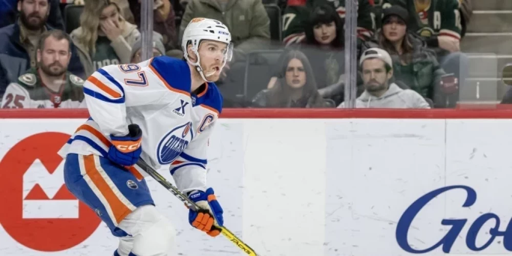 Konors Makdeivids turpinās spēlēt "Oilers", ar ko vēlas izcīnīt Stenlija kausu.