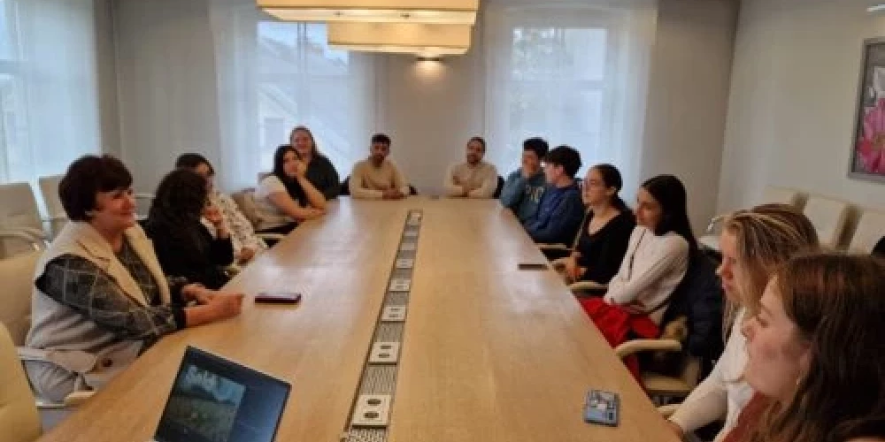 Saldus vidusskolas apmaiņas projekta dalībnieki no Spānijas viesojas Saldus novada pašvaldībā.