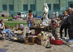 Vecmāmiņas porcelāna servīze, retro rotaslieta vai sens pulkstenis - Daugavpils slavenais krāmu tirgus beidz sezonu