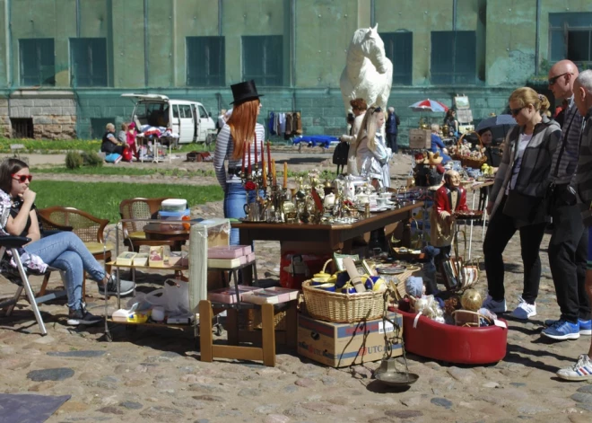 Vecmāmiņas porcelāna servīze, retro rotaslieta vai sens pulkstenis - Daugavpils slavenais krāmu tirgus aicina uz sezonas noslēgumu