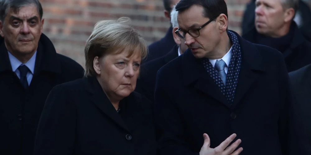 Polijas premjerministrs Mateušs Moraveckis un bijušās Vācijas kanclere Angela Merkele.
