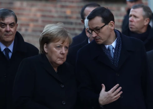 Polijas premjerministrs Mateušs Moraveckis un bijušās Vācijas kanclere Angela Merkele.