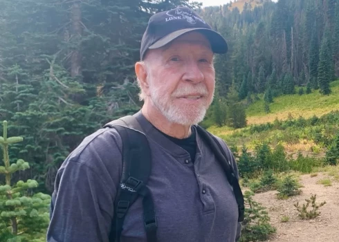 Amerikāņu spraiga sižeta filmu leģenda Čaks Noriss 85 gadu vecumā uzkāpis Lasena smailē - aktīvā vulkānā Ziemeļkalifornijā.