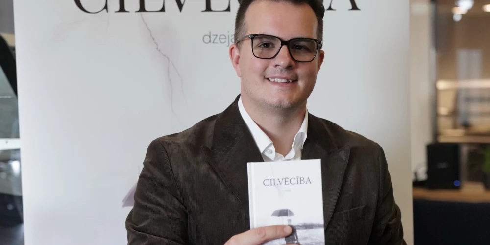 Par savu dzeju Mārtiņš Kanters teic: “Ļāvu savām domām brīvi plūst. Šī dzeja ir pavisam atšķirīga no dziesmu tekstiem, kas tomēr ierobežo ar to, ka tiem nepieciešams ritms. Domāju, ka kādi 90 procenti no maniem dzejoļiem nekad nepārtaps dziesmās.”