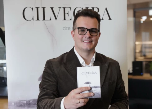 Par savu dzeju Mārtiņš Kanters teic: “Ļāvu savām domām brīvi plūst. Šī dzeja ir pavisam atšķirīga no dziesmu tekstiem, kas tomēr ierobežo ar to, ka tiem nepieciešams ritms. Domāju, ka kādi 90 procenti no maniem dzejoļiem nekad nepārtaps dziesmās.”