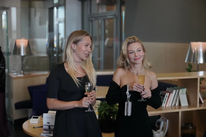 Kamēr Mārtiņš sniedza muzikālo priekšnesumu savas dzejas grāmatas atklāšanā, sieva Žanete (pa labi) viņu vēroja ar mīlestības pilnu skatienu.