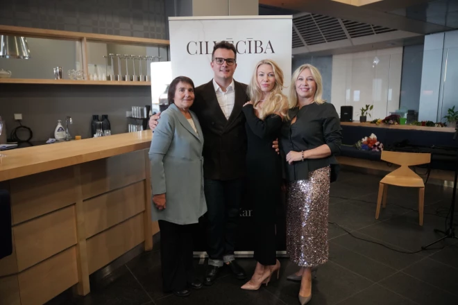 Mārtiņš Kanters ar savas dzīves svarīgajām sievietēm – mammu Astrīdu (attēlā no kreisās), sievu Žaneti un sievasmāti Ketiju. “Visas trīs man ir ļoti nozīmīgas sievietes, ar visām uzturu ļoti ciešu kontaktu,” saka dziedātājs.