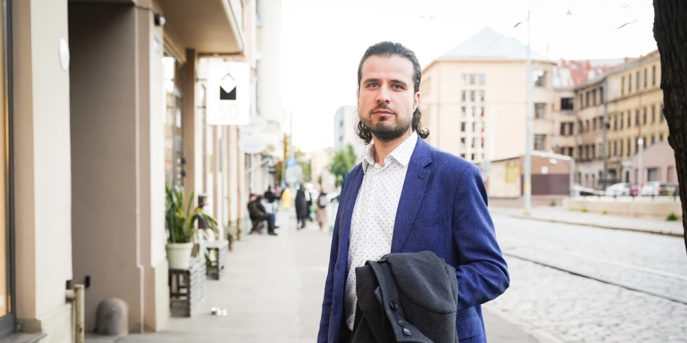 "Man ir attiecības tikai ar klavierēm," smaidot saka Andrejs Osokins, viens no spilgtākajiem klasiskās mūzikas pārstāvjiem Latvijā.