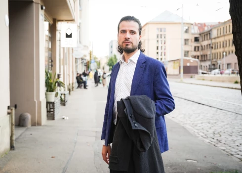 "Man ir attiecības tikai ar klavierēm," smaidot saka Andrejs Osokins, viens no spilgtākajiem klasiskās mūzikas pārstāvjiem Latvijā.