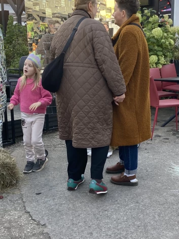 Kādreizējā humoršovu seja Jana Kalniņa Miķeļdienas svinībās publiskā pasākumā Rīgā apkārtesošos pārsteidza ne tikai ar savu klātbūtni, bet arī ar to, ka nekautrējās pastaigāties, sadevusies rokās ar draudzeni.
