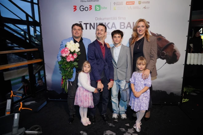 Riharda Snikus mīļākie un tuvākie cilvēki – Riharda mammas māsa Elīna Brigmane, viņas vīrs Ķekavas novada domes deputāts Edgars Brigmanis un abu atvases – dvīņumāsas Everlīna un Elianna un brālis Egerts.