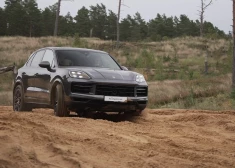 Ar "Porsche" dubļos līdz ausīm un smaidu sejā
