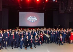 VIDEO: ar mazāk dārgakmeņiem, taču tāpat ekstravagants: Uvis Balinskis saņēmis NHL čempionu gredzenu