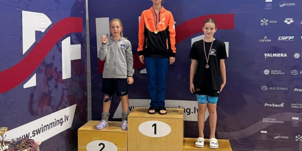 Anna Aleksandra Fogele triumfē Latvijas U11 čempionātā peldēšanā.
