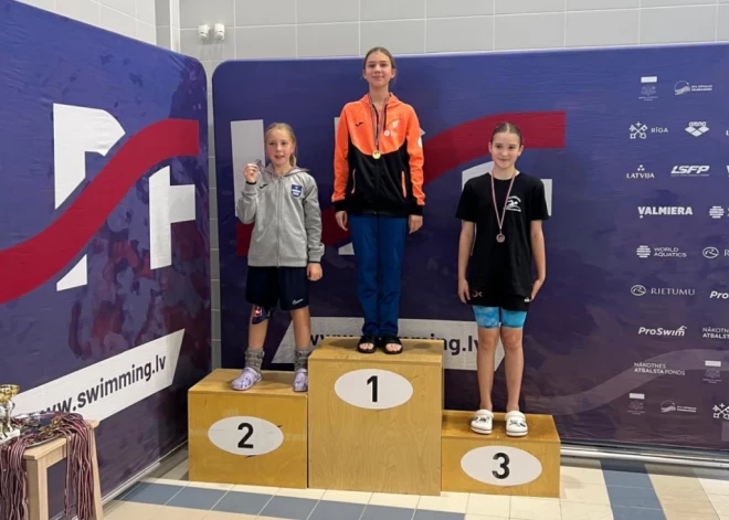 Siguldas jaunā peldētāja Anna Aleksandra Fogele izcīna zeltu Latvijas U11 čempionātā