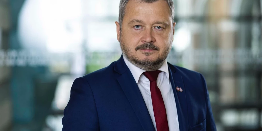 Ģirts Lapiņš, Rīgas domes deputāts (NA), Drošības, kārtības un korupcijas novēršanas jautājumu komitejas priekšsēdētājs.