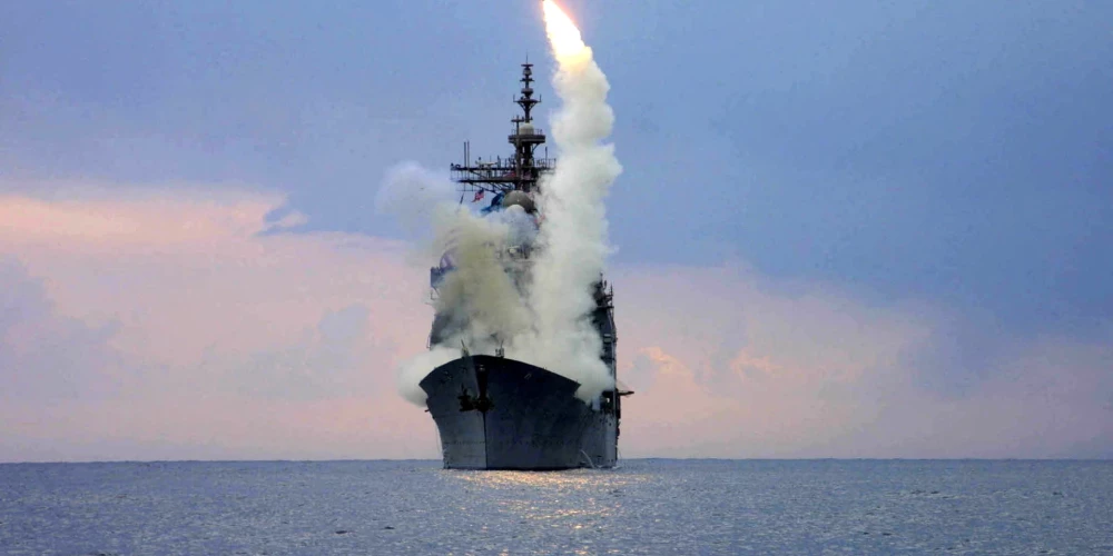 "Tomahawk" raķetes palaišana no ASV karakuģa.