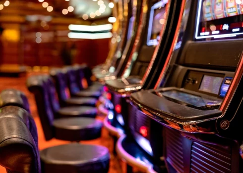 LLAB prognozē, ka līdz ar nodokļu likmju pieaugumu 2026. gadā varētu tikt slēgtas vēl vairāk nekā 20 spēļu zāles un desmit kāršu vai ruletes galdi.