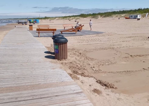 Rīgas ezeru, Vecāķu un Daugavgrīvas peldvietās šovasar savākti un izvesti teju 350 kubikmetri sadzīves atkritumu – apjoms, ar kādu pietiktu, lai ar tiem gandrīz metru biezā kārtā noklātu basketbola laukumu, informēja pilsētvides servisa uzņēmumā SIA "Vizii Urban".