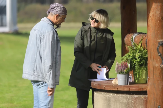 Lauku sētā aka allaž atvērta izslāpušiem ceļiniekiem. Festivāla apmeklētājiem tā kalpo kā reģistrācijas punkts.