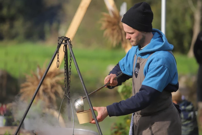Vislabāk sarunas vedas pie ugunskura un siltas zupas bļodas.