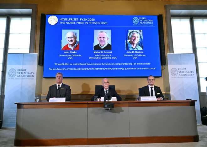 Nobela prēmija fizikā piešķirta trim zinātniekiem par atklājumiem kvantu mehānikā