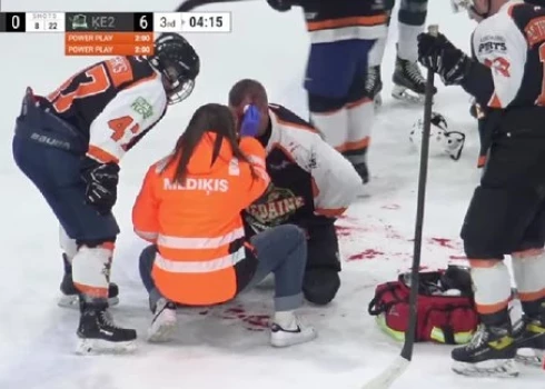 Uz ledus pēc konflikta bija redzamas arī asinis.