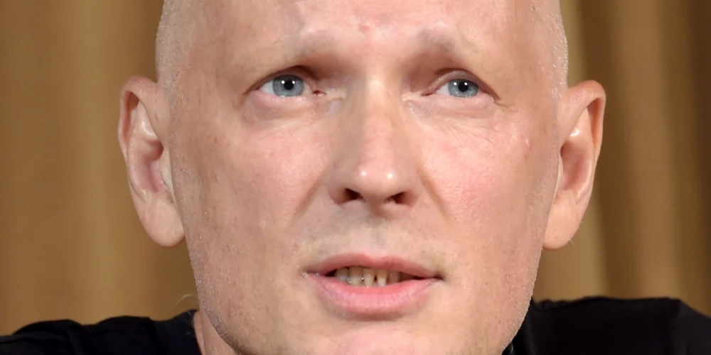 Režisors Alvis Hermanis sociālajos tīklos veltījis asu kritiku bijušajai Vācijas kanclerei Angelai Merkelei.