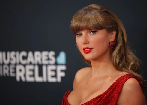 Teilora Elisone Svifta ir 35 gadus veca amerikāņu dziedātāja un dziesmu autore.