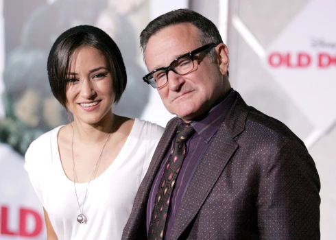 Robina Viljamsa meita nosoda mākslīgā intelekta “atdzīvinātos” video ar tēvu.