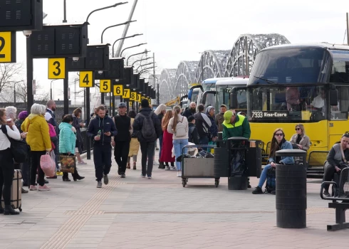 Valdība ierobežo autobusu satiksmi uz austrumu robežas valstīm.