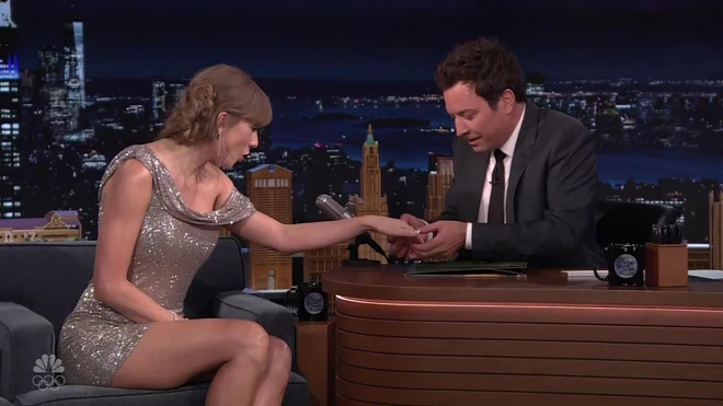 Teilore Svifta rāda saderināšanās gredzenu sarunu šova vadītājam Džimijam Felonam.