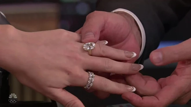 Džimijs Felons apbrīno Teilores Sviftas pasakaino gredzenu.