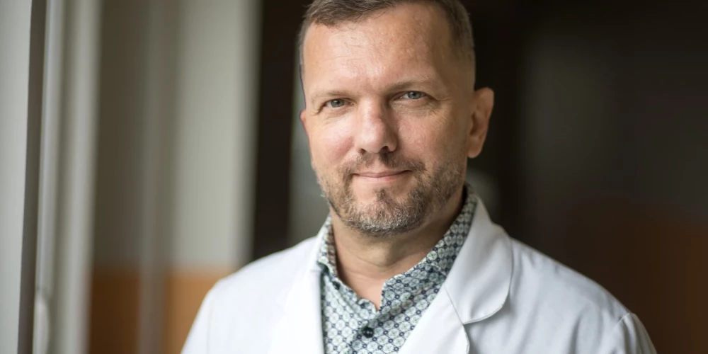 Armands Sīviņš ir sertificēts ķirurgs – onkologs. Stacionāra “Latvijas Onkoloģijas centrs” Onkoķirurģijas klīnikas vadītājs. Rīgas Austrumu klīniskās universitātes slimnīcas Abdominālās un mīksto audu ķirurģijas nodaļas ārstsApbalvots ar Triju Zvaigžņu ordeni un iecelts par Triju Zvaigžņu ordeņa virsnieku