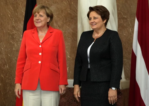 Bijusī Vācijas kanclere Angela Merkele un bijusī Ministru prezidente Laimdota Straujuma.