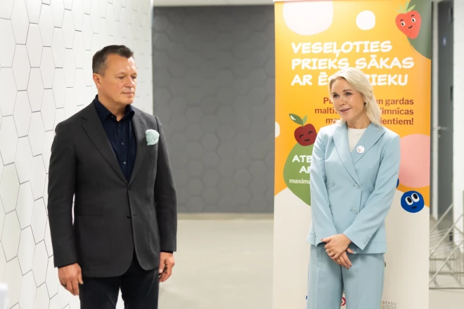 Veselīga uztura kampaņu atklāj Bērnu slimnīcas valdes priekšsēdētājs Valts Ābols un Bērnu slimnīcas fonda valdes priekšsēdētāja Liene Dambiņa.