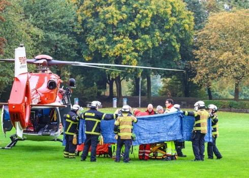 Sadurto Herdekes mēri Īrisu Štalceri nogādā glābšanas dienesta helikopterī