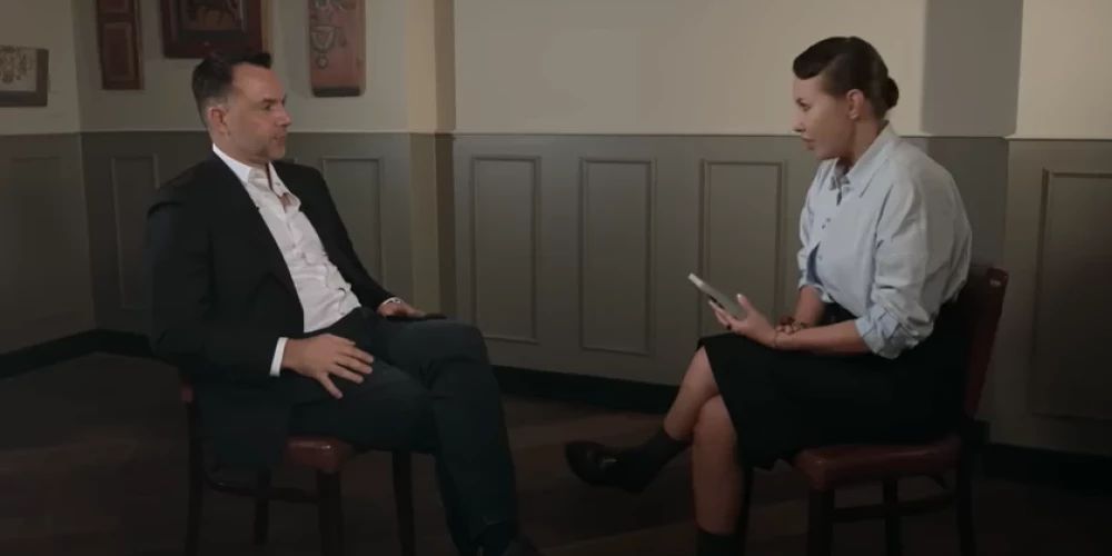 Oleksijs Arestovičs netieši vēršas pie Putina ar kapitulēšanas piedāvājumu, izmantojot viņam pietuvināto Kseniju Sobčaku (ekrānuzņēmums no video)