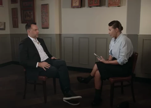 Oleksijs Arestovičs netieši vēršas pie Putina ar kapitulēšanas piedāvājumu, izmantojot viņam pietuvināto Kseniju Sobčaku (ekrānuzņēmums no video)